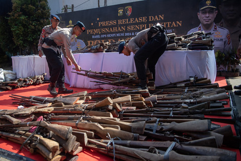 Foto: Polda Sumsel Musnahkan Ratusan Barang Bukti Senjata Api di Palembang