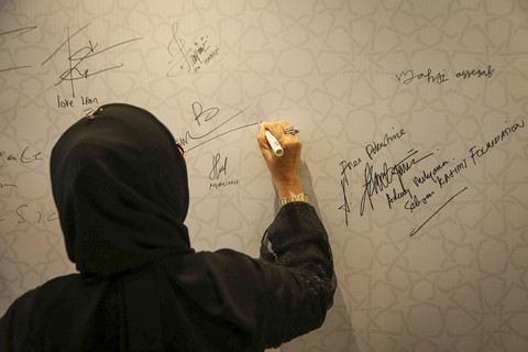 Warga di Jakarta Tunjukkan Simpati bagi Iran, Teken Petisi di Kediaman Dubes