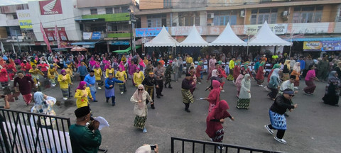 Wabup Mempawah Menari Japin pada Pembukaan Pekan Kebudayaan Daerah