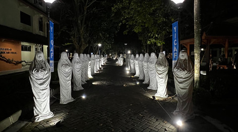 Patung di Pameran YICAF 2025 ISI Yogya Ini Disebut Terlihat ‘Hidup’ saat Malam