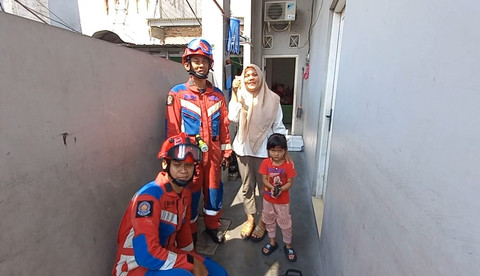Momen Petugas Damkar Jakut Evakuasi Anak Bebek yang Terjebak di Gorong-gorong