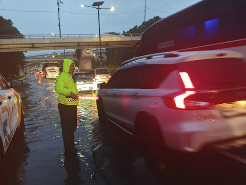 Tol Cawang Arah Bekasi Banjir, Lalu Lintas Padat