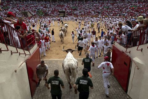 Foto: Ribuan Orang di Spanyol Lari Bareng Banteng dalam Festival San Fermin