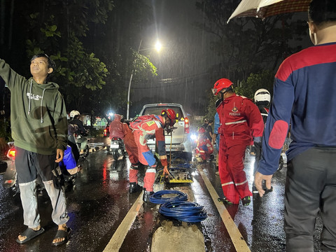 Kakek 89 Tahun Nyetir Avanza di Jaksel, Kondisi Hujan: Mobil Nyangkut di Trotoar