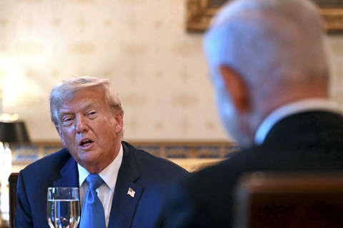 Populer: Trump Minta Prabowo Bangun Pabrik di AS; Dirut Baru Bulog dari TNI Lagi