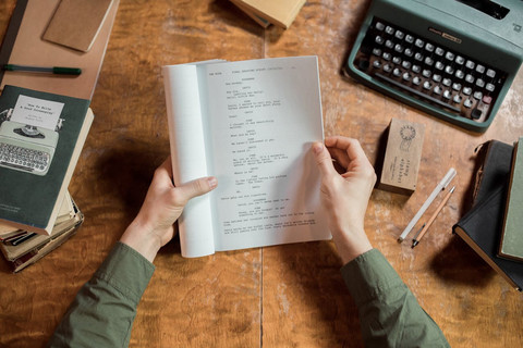 Arti Current Wife dalam Bahasa Indonesia dan Contoh Kalimatnya