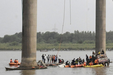 Foto: Jembatan Penghubung di India Roboh, 10 Orang Tewas