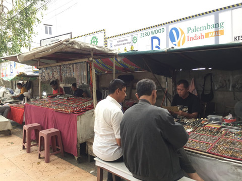 Foto: Keseruan Berburu Batu Akik di Kawasan Cinde Palembang