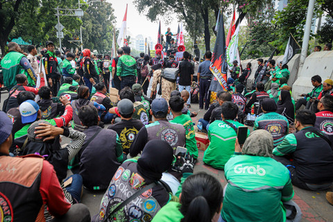 Foto: Ojol Unjuk Rasa di Monas, Tolak Potongan 10 Persen