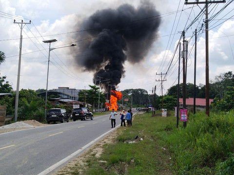 Mobil Tangki Terbakar di Depan Jembatan Timbang, Sopir Luka-luka