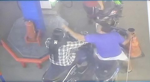 Pria di Karawang Serobot Antrean SPBU, Lalu Pukul Pemotor Wanita