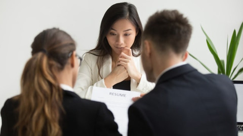 Kontak Mata Pas Interview Kerja itu Wajib Nggak, Sih? Ini Kata Expert