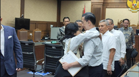 Pelukan Istri untuk Tom Lembong Usai Vonis Hakim