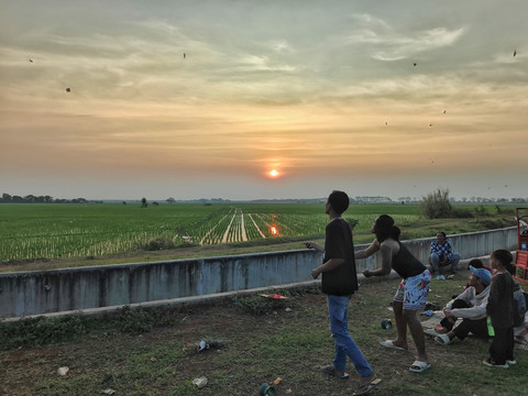 Foto: Ratusan Layangan Hiasi Senja Langit di Indramayu