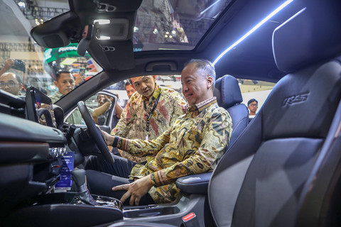 Foto: Resmi Dibuka, Menperin Langsung Merasakan Sejumlah Mobil di GIIAS 2025