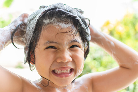 Boleh Enggak Sih Anak Pakai Sampo Orang Dewasa?