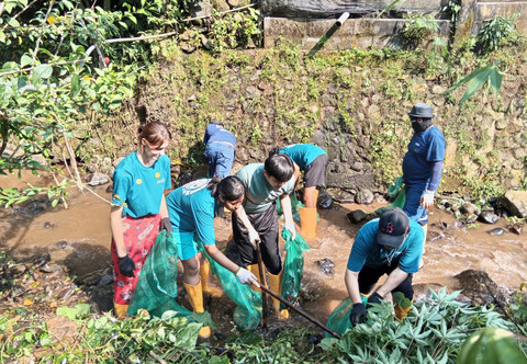 Tanpa Jijik, Mahasiswa Asing 6 Negera Punguti Sampah di Sungai Jembul Mojokerto