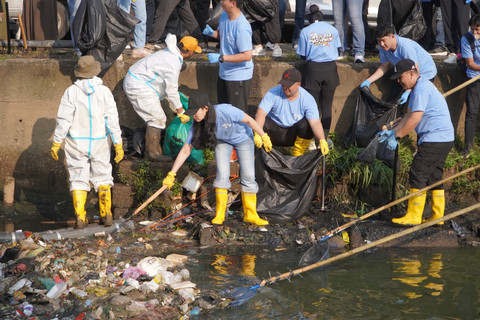 Aksi Bersih Sungai Sekip Palembang, Thamrin Group Angkut 3 Ton Sampah