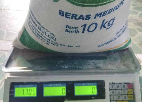Warga Penerima KMP di Garut Temukan Beras Bansos Disunat 2,5 Kg