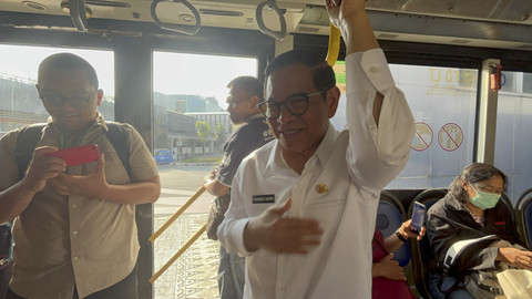 Pramono Naik Transjakarta Melayat Kwik Kian Gie di RSPAD