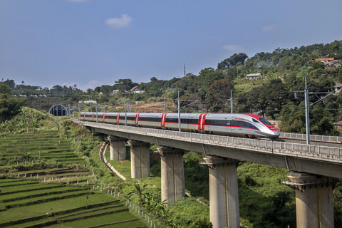 Saat Luhut Akui Keuangan Proyek Kereta Cepat Sudah Busuk Sejak Awal