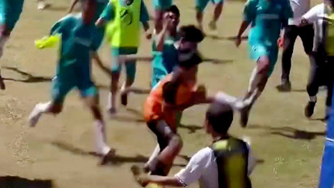 Ricuh Piala Soeratin U-17 Zona Sulut: Tendangan Kungfu dan Suporter Pukul Pemain