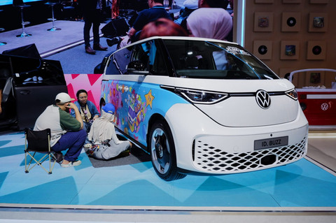 Foto: Volkswagen ID. Buzz Jadi Kanvas Seniman Pop Art