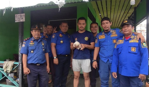 Aksi Heroik Damkar Sanggau Selamatkan Anak Kucing yang Jatuh ke Kolam