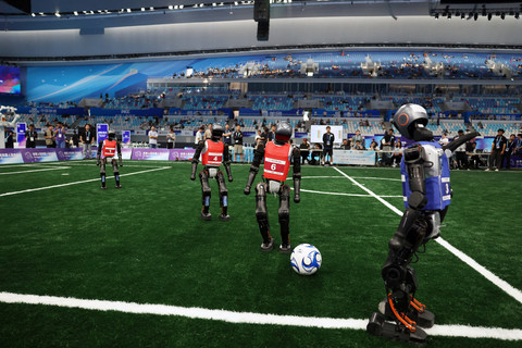 Foto: China Gelar Olimpiade Robot Humanoid, 16 Negara Adu Kecanggihan