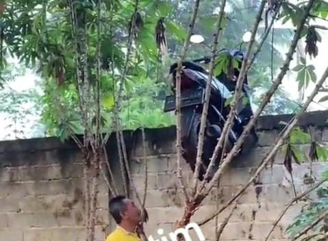 Motor Tersangkut di Atas Tembok Rumah di Lampung Timur, Diduga Hendak Dicuri