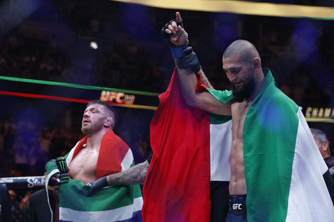 Jadi Juara UFC, Khamzat Chimaev Minta sang Ibu Jangan Menangis