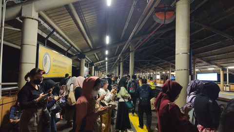 Foto: Penumpukan Penumpang Saat KRL Berhenti Imbas Gempa 4,7 M