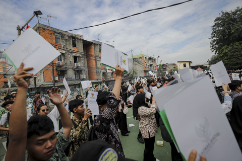 Foto: Pramono Anung Berikan Ijazah Tertunda Tahap Empat Kepada 1.897 Siswa
