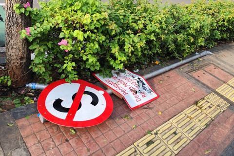 Suasana Sekitar Senayan Park usai Demo Ricuh DPR: Coretan di Tembok, Rambu Rusak