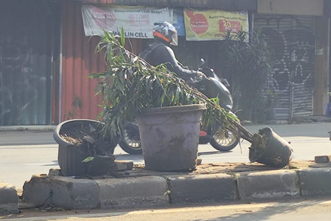 Usai Demo Semalam di Pejompongan: Sisa Gas Air Mata Masih Tercium, Pot Rusak