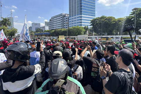 Massa Demo Buruh Mulai Merapat ke Depan DPR, Jalan Gatot Subroto Masih Lancar
