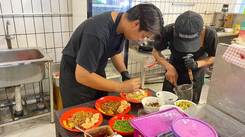 Takeover Kitchen Djaya, Chef Kuching Sajikan Menu Chinese Food dengan Rasa Lokal