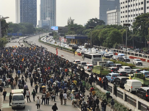 Massa Demo Masih Berdatangan, Gerbang Tol Keluar DPR Ditutup Sementara