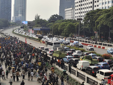 Massa Berbaju Hitam Blokade Tol Dalam Kota di Depan DPR