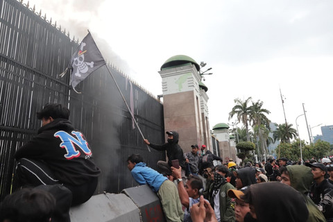 Foto: Massa Demo Berdatangan, Bakar Ban hingga Panjat Pagar Gedung DPR