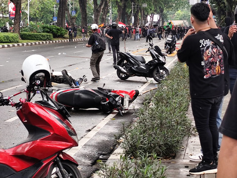 Ricuh Demo DPR: Motor Dirusak di Depan Kemenpora, Polisi Blokade Jalan Gelora