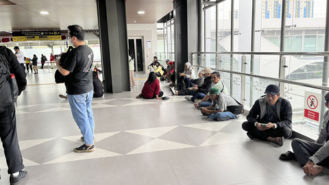 Imbas Demo Ricuh, Penumpang Ngemper di Stasiun Tanah Abang, Tunggu Peron Dibuka