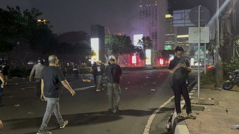 Massa Demo Ricuh Bakar Billboard di Jalan Asia-Afrika