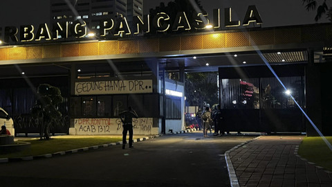 Saat Pasukan Oranye Bersihkan Vandalisme dan Sampah Usai Demo di Depan DPR