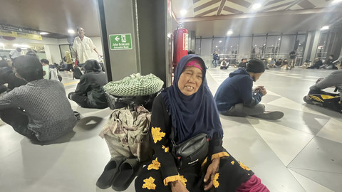 Pilu Nenek Dasih: Dagangannya Sepi, Tak Bisa Pulang ke Banten Imbas Demo DPR