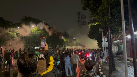 Massa Serang Mako Brimob Polda Metro Pakai Petasan, Dibalas Gas Air Mata