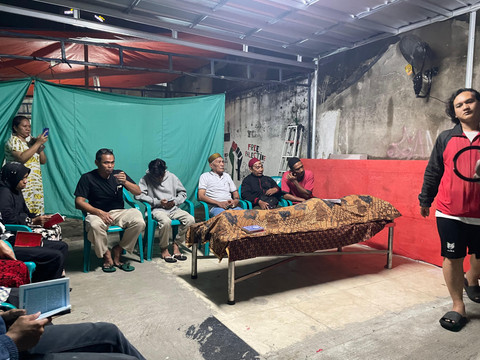 Foto: Pilu di Rumah Duka Affan, Driver Ojol yang Tewas Dilindas Rantis