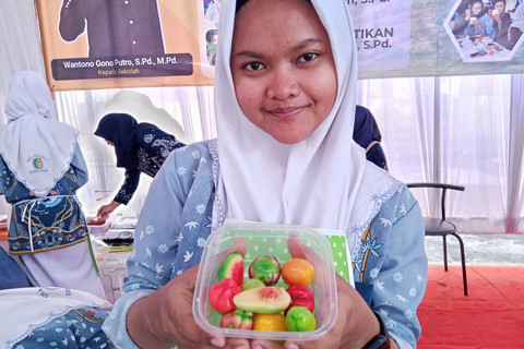 Cerita Siswa SMA Peserta Double Track Raup Cuan Lewat Kue Luk Chup yang Viral