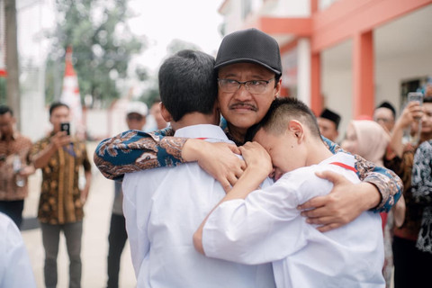 Momen Gus Ipul Dapat Pelukan Haru dari Siswa Sekolah Rakyat di Tangsel
