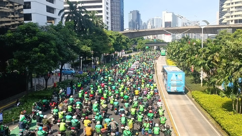 Lautan Ojol Kawal Pemakaman Affan yang Tewas Dilindas Rantis Polisi